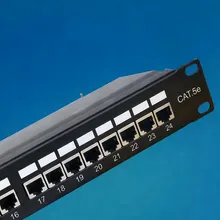 24 ป้องกันพอร์ต RJ45 Cat5e แผงแพทช์ 19 นิ้วติดตั้งในตู้