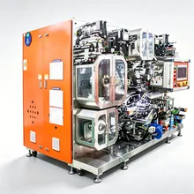 Macchina automatica per il confezionamento di celle a sacchetto prismatiche cilindriche con impilamento dei moduli e test delle prestazioni