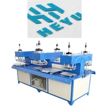Macchina per realizzare etichette in silicone con motivo tessile in rilievo