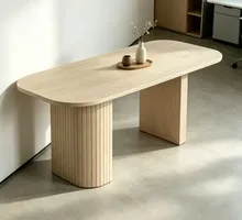 Table rectangulaire à bords arrondis en chêne peu profond, adaptée pour des tables basses multifonctionnelles dans de petits appartements