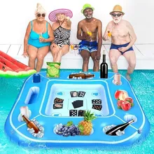 Juegos de mesa populares de ajedrez y cartas en una tabla inflable flotante