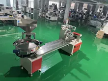 Kissenart Süßigkeitenverpackungsmaschine mit Codiermaschine und Inflationsgerät