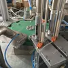 Kappenverkleidungseinlegemaschine Deckelstopfmaschine Kappenverpressmaschine