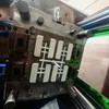 Struttura rinforzata componente pulsante per interni automobilistici a multi cavità con allineamento di precisione stampato ad iniezione in plastica