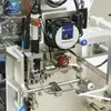 高速PLAメッシュピラミッドティーバッグロールタグ付け紐付けラベリング機械