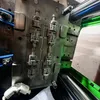 Struttura rinforzata componente pulsante per interni automobilistici a multi cavità con allineamento di precisione stampato ad iniezione in plastica
