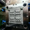 Struttura rinforzata componente pulsante per interni automobilistici a multi cavità con allineamento di precisione stampato ad iniezione in plastica