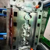 Struttura rinforzata componente pulsante per interni automobilistici a multi cavità con allineamento di precisione stampato ad iniezione in plastica