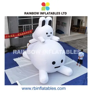 Desenho de coelho inflável adorável para festas e eventos infantis